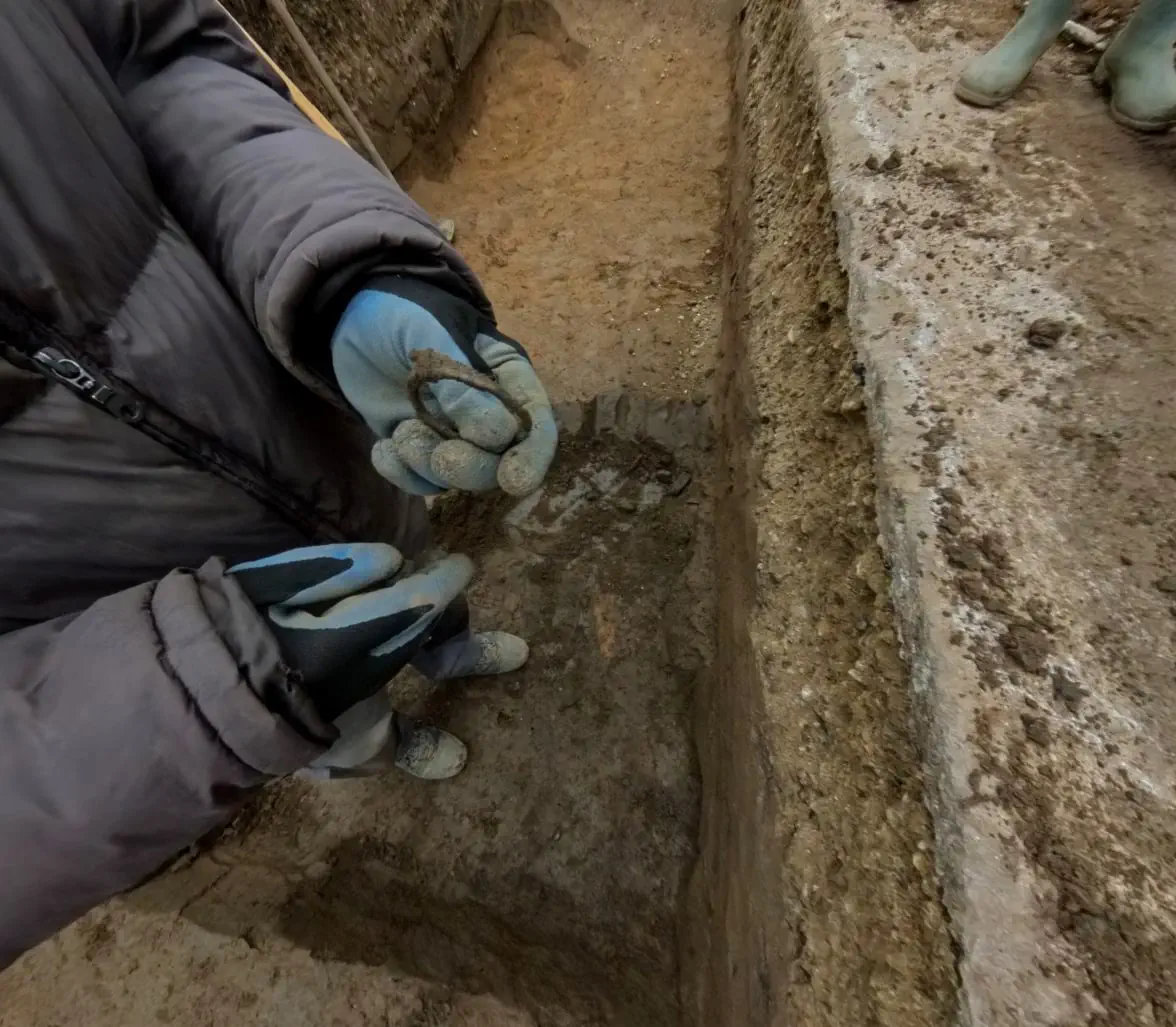 Trenutak pronalaska brončane narukvice stare oko 3000 godina u Goričanu